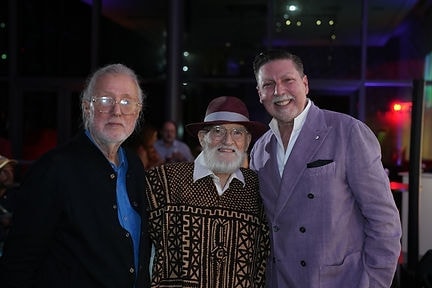 Tres personas en la velada de arte