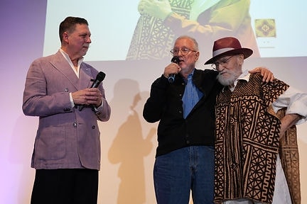 Tres hombres en el escenario