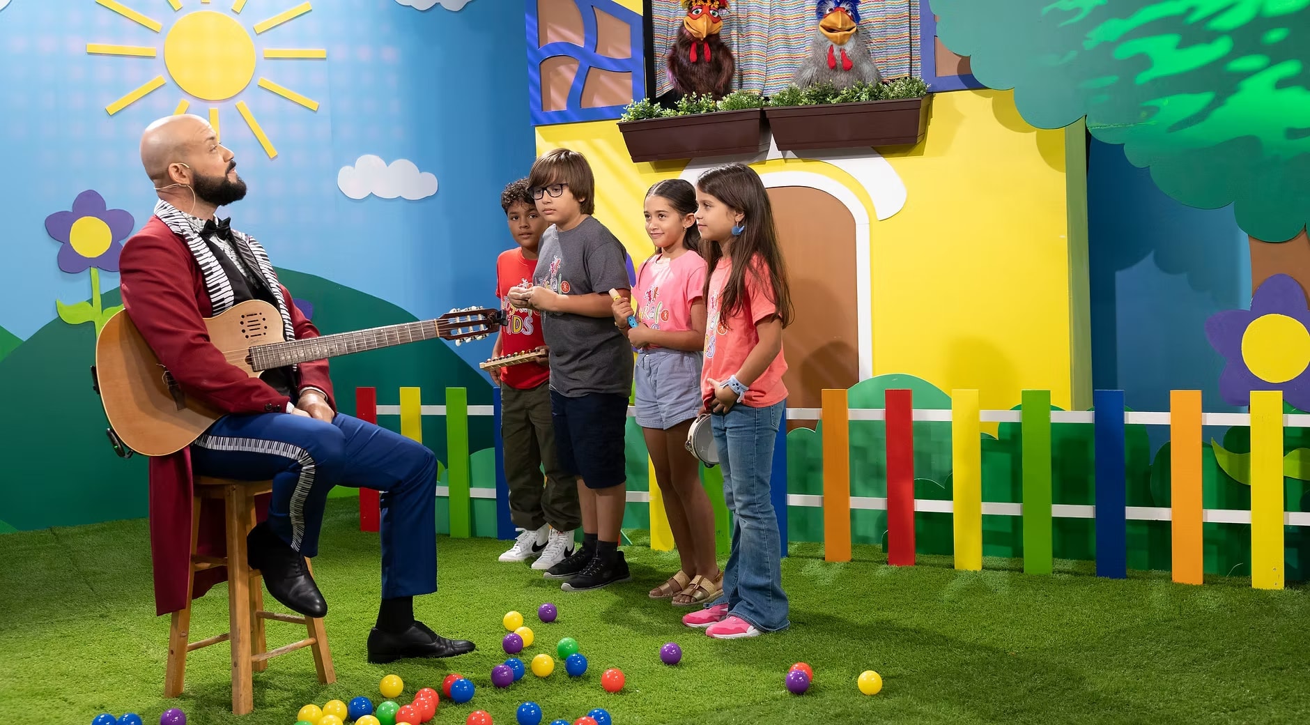 Músico con niños en actividad cultural — Fundación People, Inc.